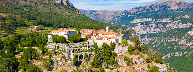 Staden Gourdon på sin klippa med utsikt över bergen i Provence.