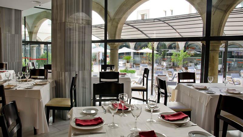 Lobby samt spiseomrde p Hotel trh Ciudad de baeza, Spanien